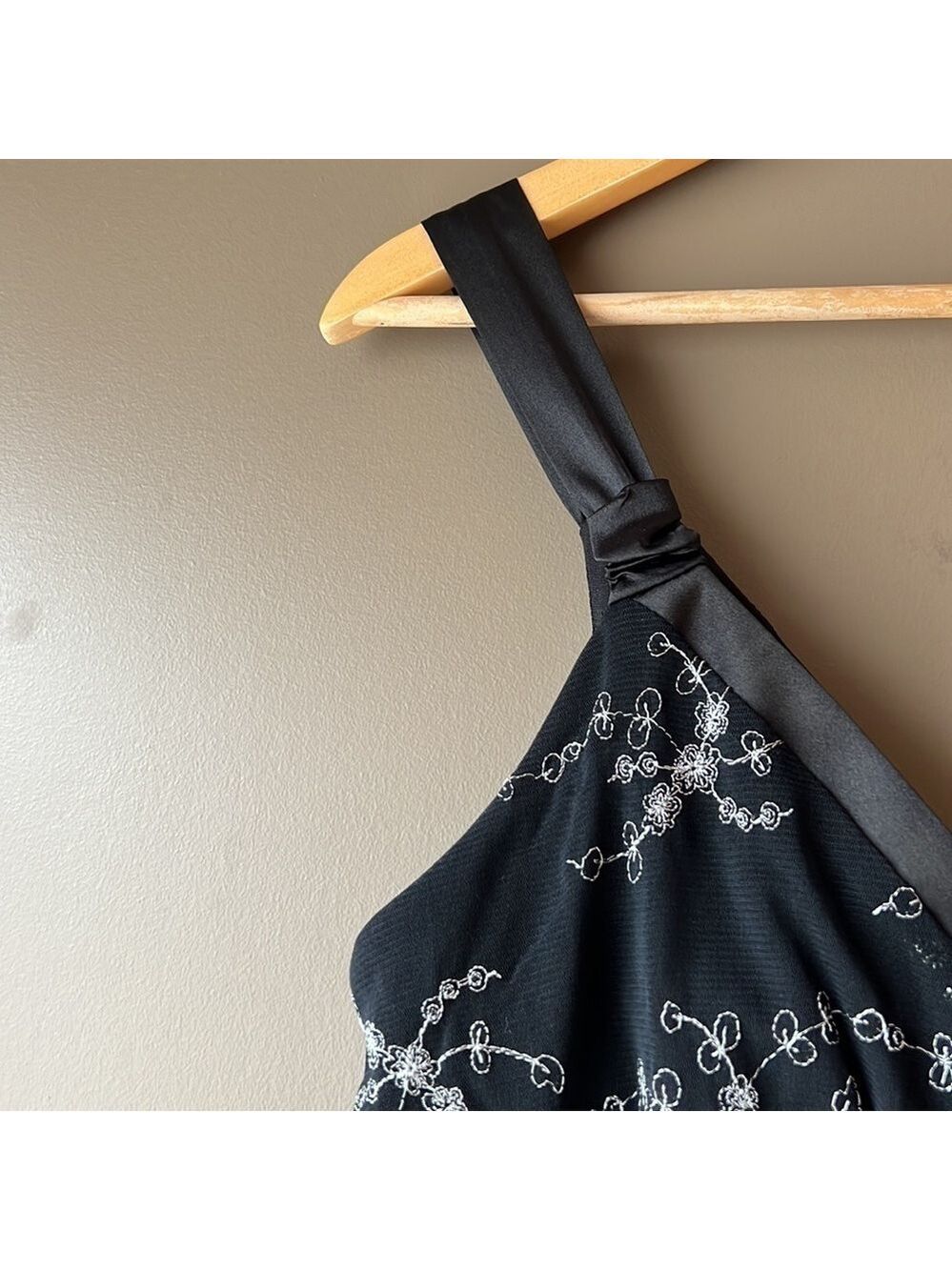 le CHÂTEAU Black V Neck Sleeveless Dress Size Small - Picture 6 of 13